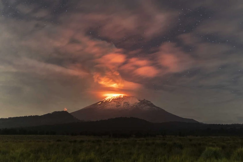 Вулканът Попокатепетъл избълва огромен стълб от дим и пепел, движи се към Мексико Сити, отменени са полети