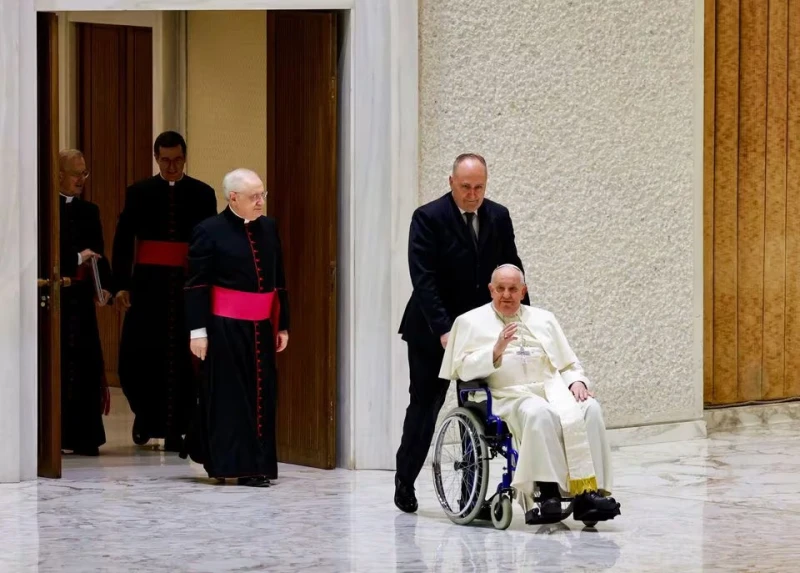 Папа Франциск е с грип, откаран е за преглед в болница в Рим