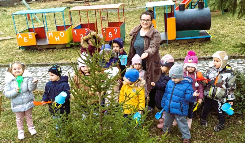 Децата от детска градина в с. Бързия дадоха нов живот на дръвчето, дарено от кмета