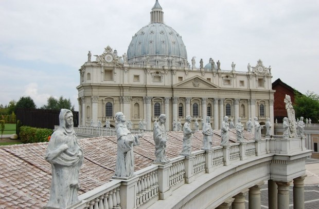 Кардиналът държавен секретар на Ватикана Пиетро Паролин заяви че предложението на