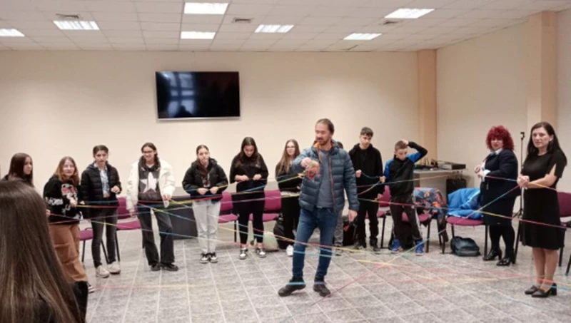 Кметът на "Западен" игра на въпроси и отговори с ученици от ОУ "Елин Пелин"