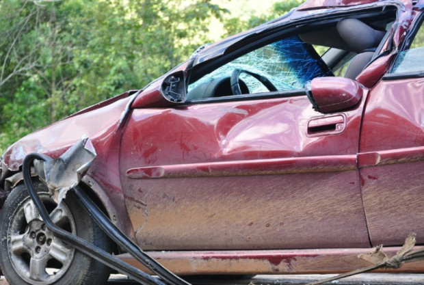 20-годишен шофьор се удари в стълб и се преобърна в нива на пътя Русе - Варна
