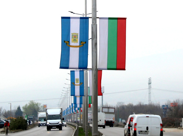 </TD
>С над 400 нови знамена Пловдив посреща националния празник 3