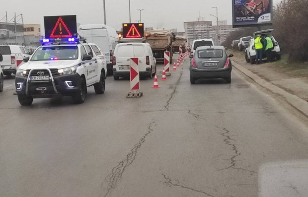 Голяма авария на водопровод в София. Граждани: Ако можете, избягвайте спускането към "Дружба"