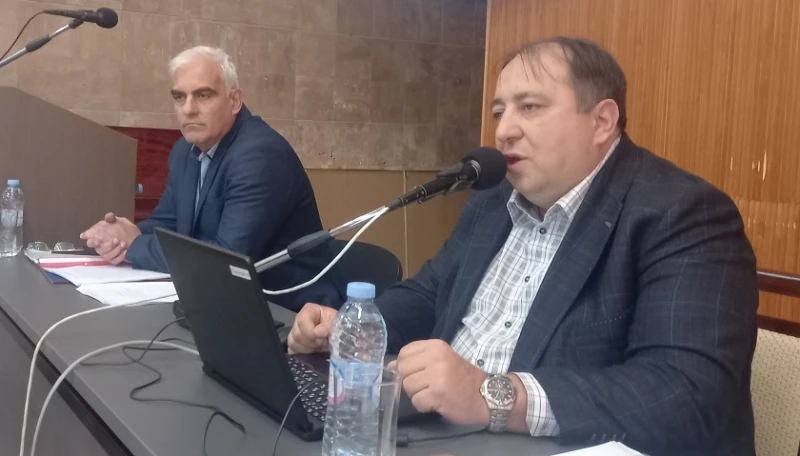 Кметът на Дупница отказа да седи до председателя на ОбС