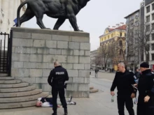 Мъртво пиян лежи пред храма на българското правосъдие