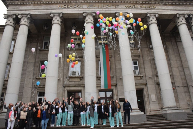 TD Студенти пуснаха 100 разноцветни балона пред Русенския университет като така 