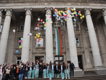 Студенти пуснаха 100 разноцветни балона пред Русенския университет за отбелязване на Международния ден на редките болести