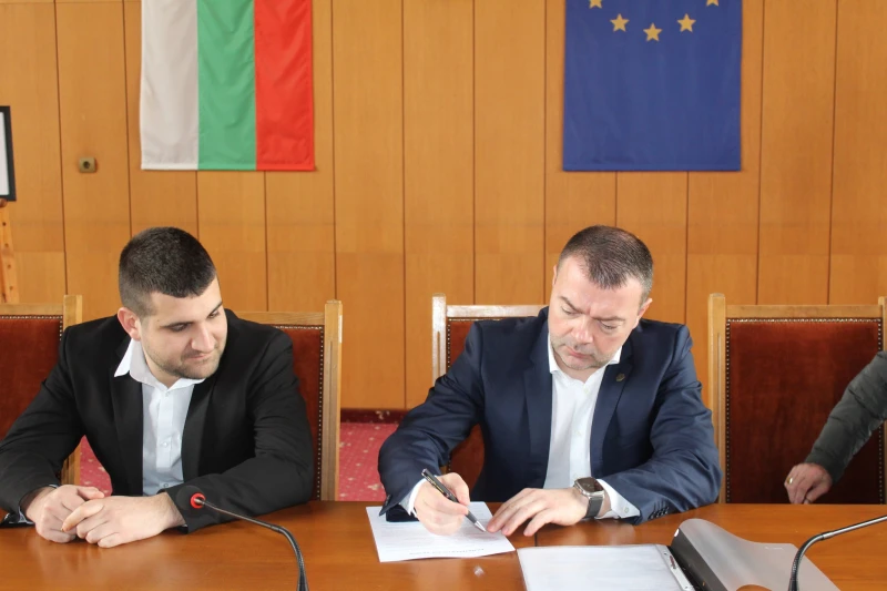 Прецедент в страната: Областна администрация – Велико Търново подписа колективен трудов договор с КНСБ