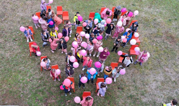 Няколко десетки розови балона литнаха в небето в Русе в знак на подкрепа към жертвите на тормоз 