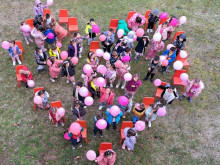 Няколко десетки розови балона литнаха в небето в Русе в знак на подкрепа към жертвите на тормоз 