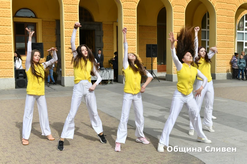 В Световния ден на хората с редки болести – гълъби и цветни балони полетяха в небето над Сливен