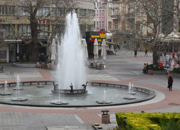 TD Емблематичният фонтан с пеликаните на площад Стефан Стамболов отново работи
