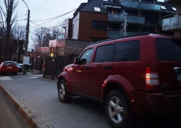 Столичанка: В "Драгалевци" новите тротоари се превърнаха в паркинг, а пешеходците вървят по булеварда
