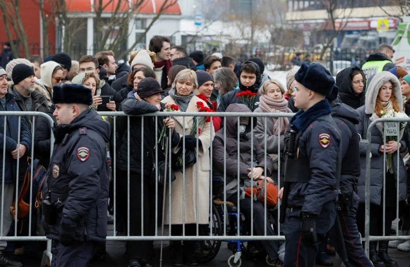 Под засилена охрана: Тялото на Навални е предадено за погребението, докато тълпи се събират пред църквата