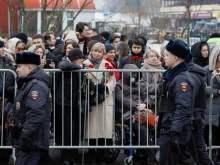 Под засилена охрана: Тялото на Навални е предадено за погребението, докато тълпи се събират пред църквата