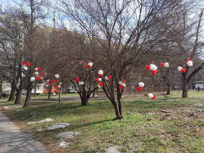 Столичният район "Студентски" заблестя в червено и бяло по случай Баба Марта