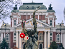 Статуи в София осъмнаха, закичени с мартеници