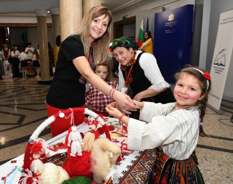 Деца от 26 училища и детски градини представиха ръчно изработени мартеници на Денков и министри от кабинета
