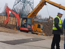 Огромен кран падна върху строежа на метрото при комплекс "Червено знаме" в София