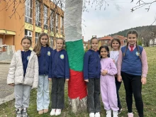 Деца от Кюстендил преобразиха училищния си двор