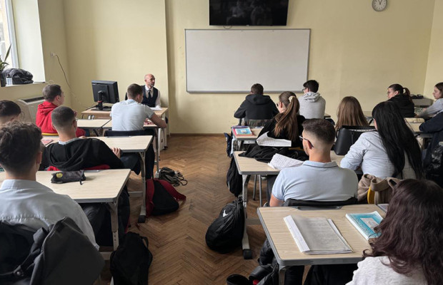 Съдия от Административния съд във Варна се срещна с ученици