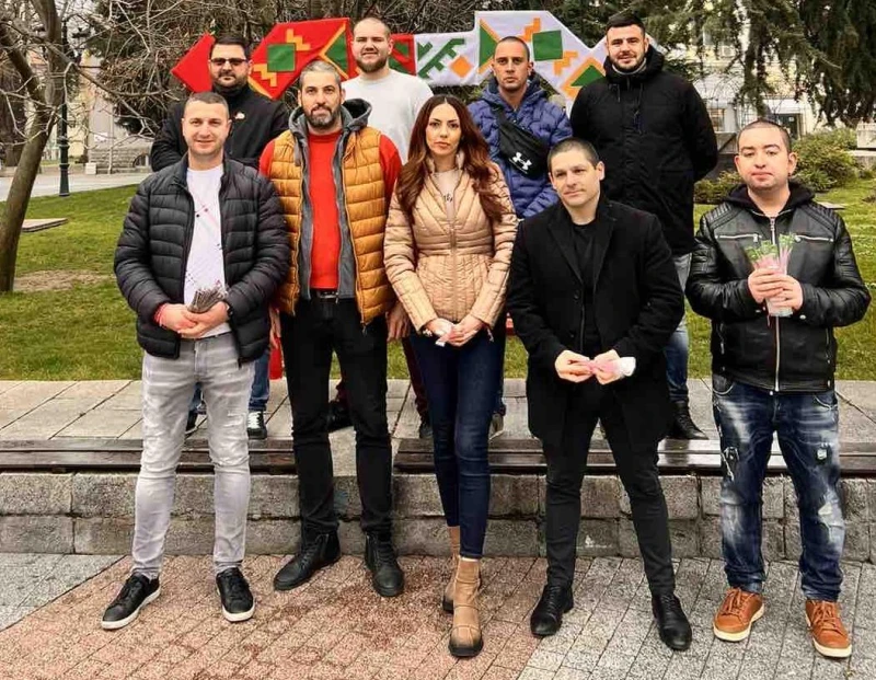 На Баба Марта от ГЕРБ подариха мартеници на пловдивчани