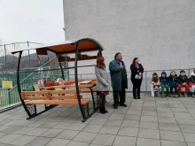 Откриха "Беседка на приятелството" в памет на Златина в двора на езиковата гимназия в Смолян