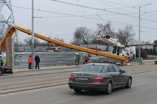 Кранът, който падна на бул. "Шипченски проход" в София, не е бил претоварен