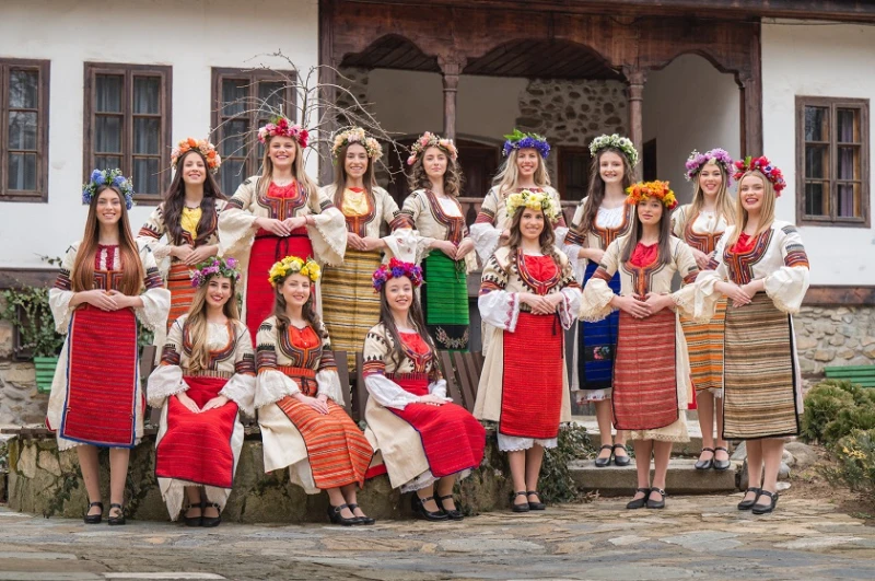 Пролетните момичета на Кюстендил в едни от най-редките фолклорни костюми