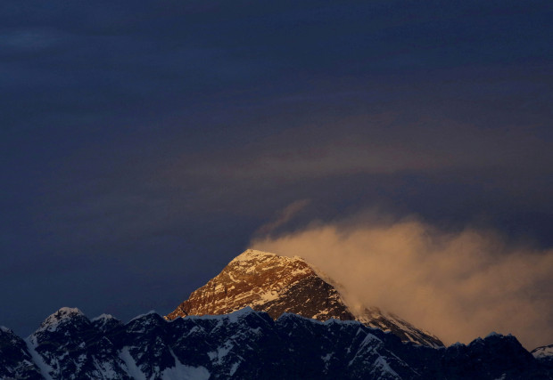 Преди началото на сезона за изкачване на връх Еверест Непал обяви