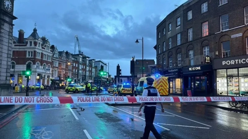 Мотопедист е започнал стрелба с пушка, докато е преследван от полицията в Лондон