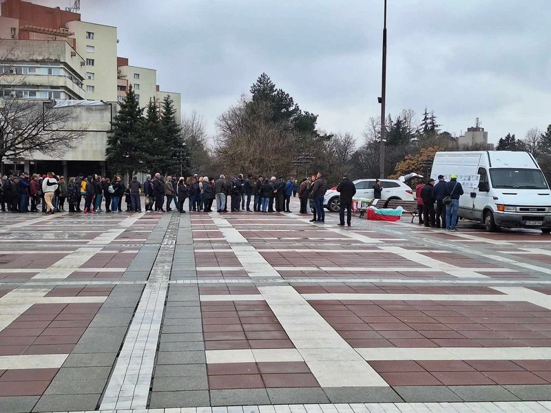 Дълга опашка за безплатни дръвчета се изви в Благоевград