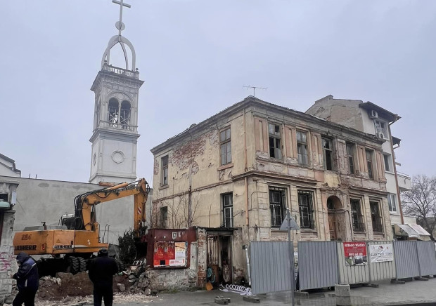 TD Багери започнаха да бутат стара сграда в центъра на Пловдив