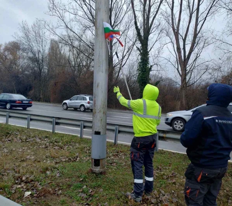 Руски знамена увиснаха на "Цариградско шосе" в София, Столична община ги премахна бързо