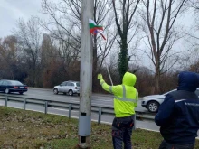 Руски знамена увиснаха на "Цариградско шосе" в София, Столична община ги премахна бързо