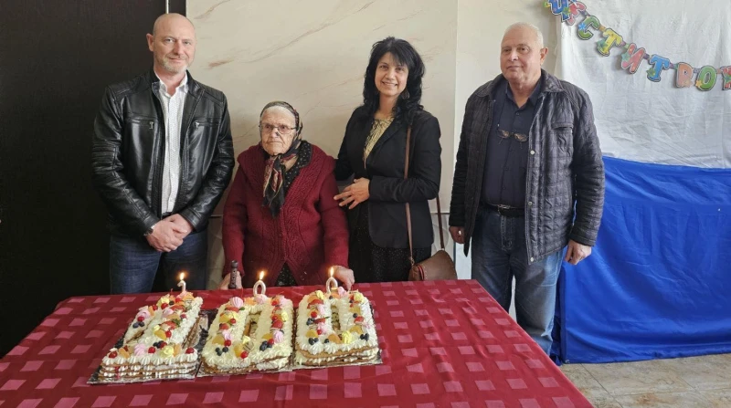Баба Танка от Брезово навърши 100 години, хапва си от всичко и не обича да стои без работа