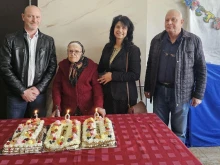 Баба Танка от Брезово навърши 100 години, хапва си от всичко и не обича да стои без работа