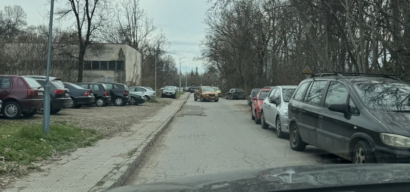 Сигнал: Улицата от двупосочна стана "половинпосочна"