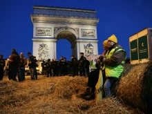 Politico: Френските фермери блокираха емблематични места в Париж, дали крайната десница ги води