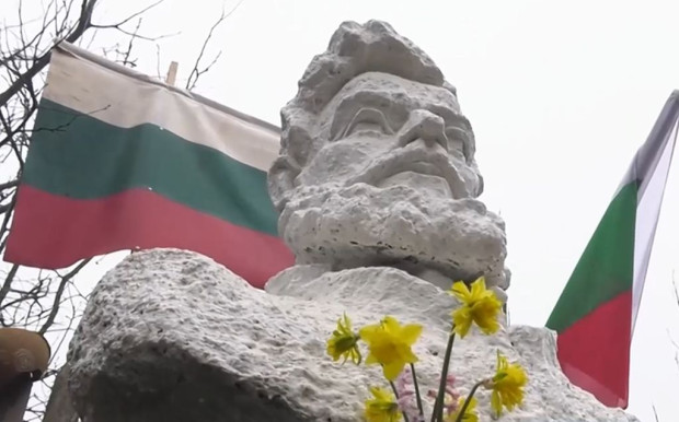 Семейство вдигна паметник на Христо Ботев в двора на къщата