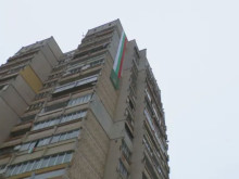 В столичния квартал "Толстой" спуснаха 20-метрово знаме на 16-етажен блок по случай 3 март