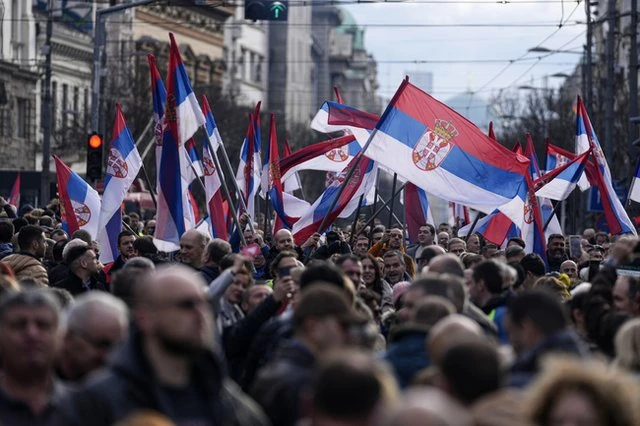 Сърбия ще проведе повторни избори в Белград след обвинения в измама