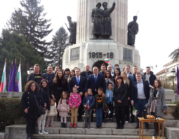 Бойко Борисов поднесе цветя пред паметника "Майка България"