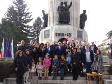 Бойко Борисов поднесе цветя пред паметника "Майка България"