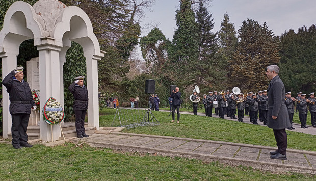 Кметът на Варна се поклони на паметника на загиналите украински войни за България