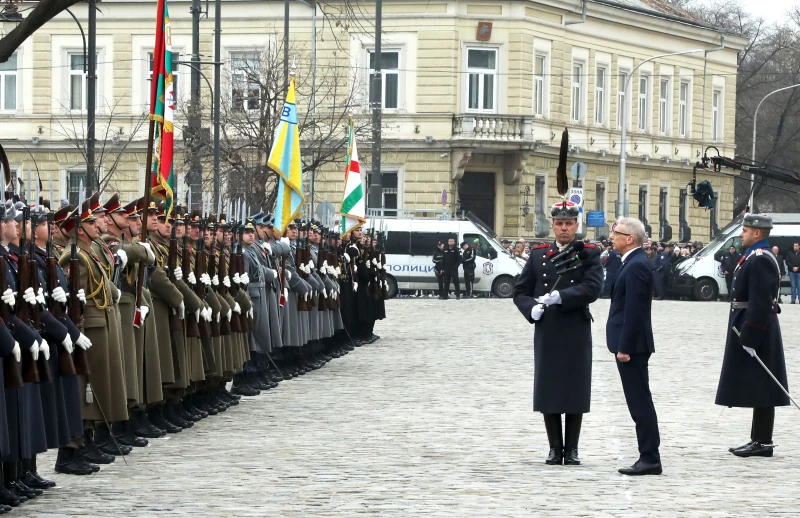 В София отбелязването на празника започна с панихида и молебен в "Ал. Невски", издигнаха и националното знаме