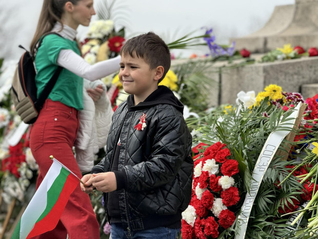 </TD
>Стотици пловдивчани почетоха честванията на Освобождението на България от Османско