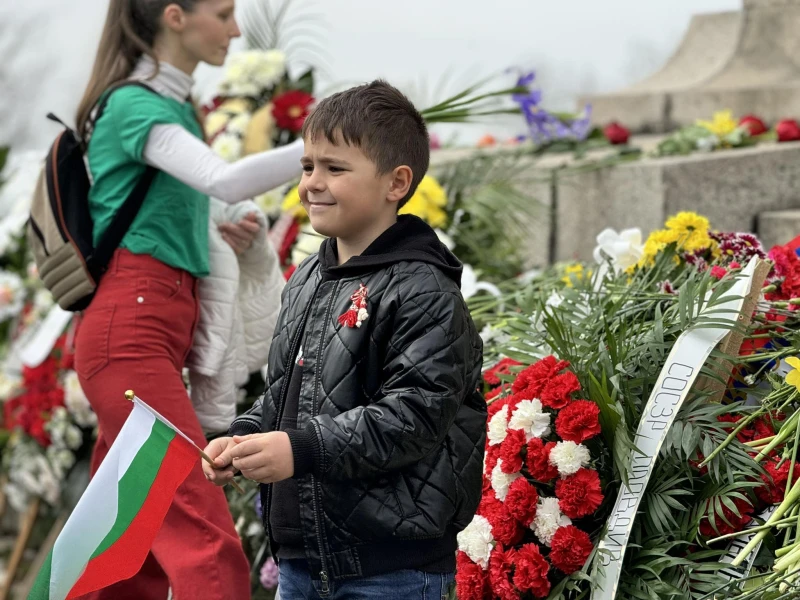 Десетки пловдивчани преклониха глава и паднаха на колене пред освободителите