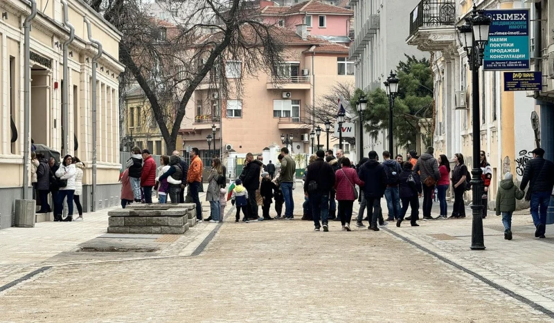 Пловдивчани извиха огромна опашка на Трети март